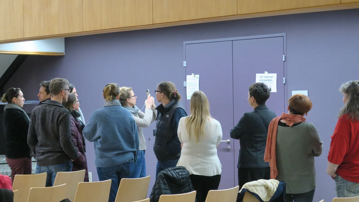 Auf dem Bild ist eine Gruppe Erwachsener zu sehen, die miteinander redet.